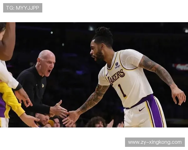 小拉塞尔分球助攻队友轻松暴扣